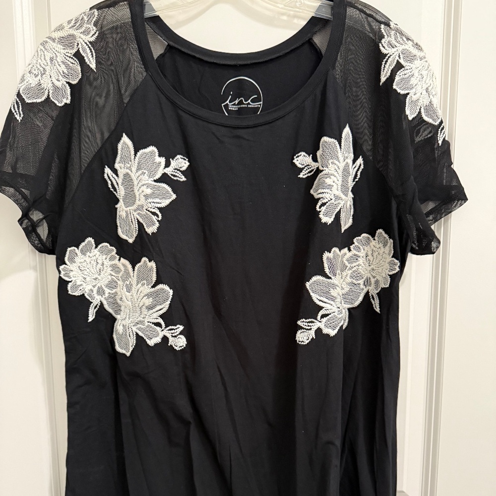 INC black and ivory short sleeve top - size 2X.